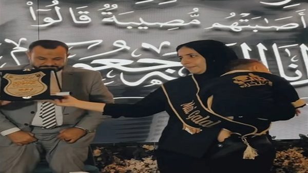 طفل رضيع يحتفي بوالدته