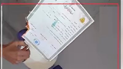مدرس يحرق شهادته الجامعية بعد خروج مادة اللغة الفرنسية من المجموع