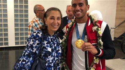 رئيس وقيادات جامعة مصر للمعلوماتية يستقبلون البطل الأوليمبي أحمد الجندي بطل أولمبياد باريس في مطار القاهرة