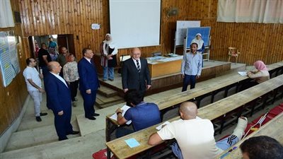 رئيس جامعة سوهاج يتفقد امتحانات الفصل الأول بكلية الدراسات العليا والبحوث البيئية