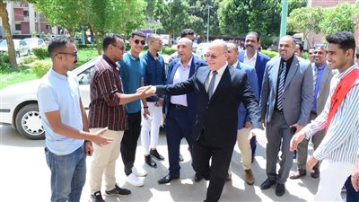 رئيس جامعة سوهاج يلتقي بأسرة طلاب من أجل مصر ويشيد بدورهم في دعم الأنشطة الطلابية