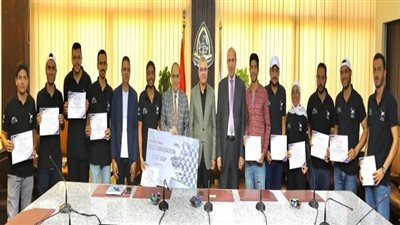 تكريم فريق كلية هندسة جامعة الزقازيق في رالي السيارات الكهربائية بمسابقة EVER
