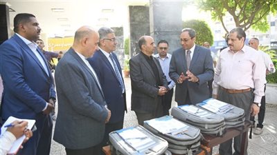محافظ قنا يشهد تسليم 800 شنطة مدرسية للطلاب الأولى بالرعاية
