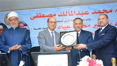 رئيس جامعة أسيوط يشارك حفل تكريم مفتي الجمهورية بجامعة الأزهر بأسيوط 