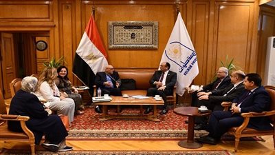جامعة حلوان تستضيف وفدًا من المراجعين من هيئة سنتريور لمنح الشهادات المعتمدة في مصر