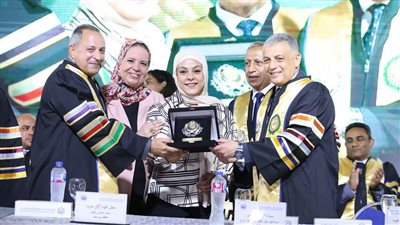 الأكاديمية العربية تكرم سارة سمير بنت مصر الموهوبة على منصة التخرج 