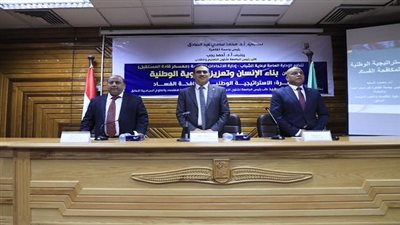 نائب رئيس جامعة القاهرة يقدم عرضًا لمكافحة الفساد ضمن فعاليات معسكر قادة المستقبل