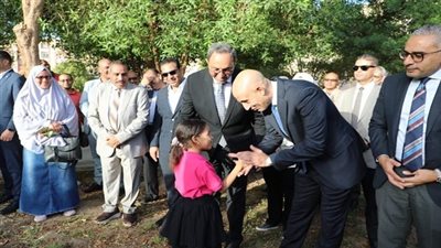 جولة ميدانية لوزير التربية والتعليم ومحافظ قنا لتفقد انتظام العام الدراسي الجديد بالمدارس