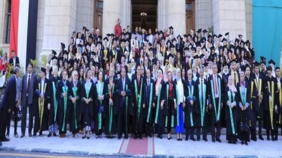 رئيس جامعة القاهرة يشارك في احتفال تخرج دفعة 2024 بكلية الإعلام وتكريم كبار الصحفيين والإعلاميين