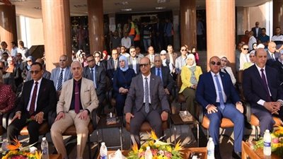 رئيس جامعة أسيوط يشارك الطلاب احتفالات بداية العام الدراسي الجديد من خلال تحية العلم في أول أيام الدراسة