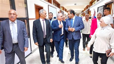 رئيس جامعة بورسعيد يتفقد سير العملية التعليمية بكليتي الصيدلة والعلوم ويبعث برسائل هامة لأسرة الجامعة