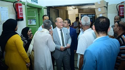 رئيس جامعة سوهاج يلتقي بالمرضي بمستشفي سوهاج الجامعي للوقوف على احتياجاتهم الطبية