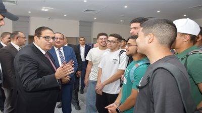 رئيس جامعة القاهرة يتفاعل مع الطلاب ويتابع انطلاقة مميزة للعملية التعليمية بالفرع الدولي في 6 أكتوبر
