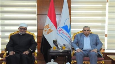 مفتي الجمهورية يتولى رئاسة لجنة مناقشة رسالة دكتوراه بكلية الآداب في جامعة كفر الشيخ
