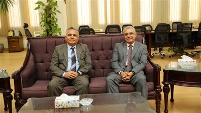 رئيس جامعة الزقازيق يستقبل د.أشرف حنيجل خلال زيارة لمناقشة رسالة دكتوراه بكلية الهندسة