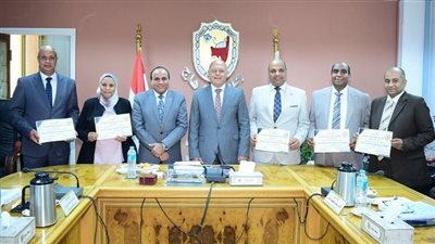 رئيس جامعة سوهاج يكرم الكليات الفائزة في مسابقة التميز في خدمة المجتمع وتنمية البيئة