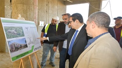 رئيس جامعة القاهرة يتفقد العمل في المجمع الطبي للأطفال ويوجه بتسريع الإنجاز استعدادًا للتشغيل