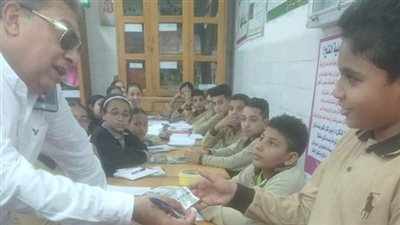 محافظ الدقهلية يمنح طالب 100 جنيه بعد إجابته على سؤاله 
