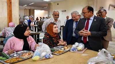 رئيس جامعة حلوان يتفقد المطعم المركزي لضمان تحسين الخدمات وفقًا لملاحظات الطلاب