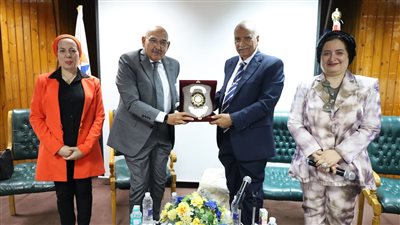 اللواء أركان حرب نصر سالم رئيس جهاز الاستطلاع الأسبق فى ندوة كلية التربية جامعة ٦ أكتوبر 