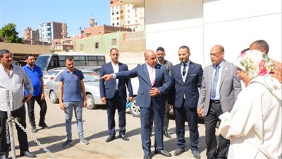 جامعة أسيوط زراعة عدد (150) شتلة نباتية بفناء معهد جنوب مصر للأورام