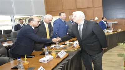 رئيس جامعة أسيوط يستعرض معايير قياس أداء الجامعات الأهلية خلال اجتماع المجلس