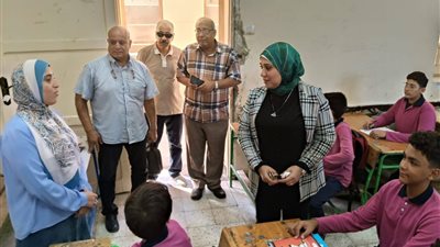 وكيل إدارة العجوزة التعليمية تقوم بجولة في الفصول الدراسية لمتابعة حضور الطلاب 