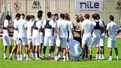 أحمد سليمان يجتمع بلاعبي الزمالك في حضور جوميز وعبد الواحد