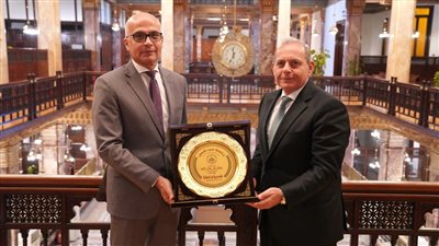 رئيس جامعة عين شمس يهنئ رئيس بنك مصر الجديد 