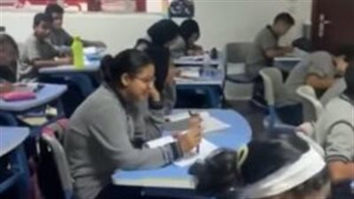  فيديو لمعلمة تغني للطلاب 