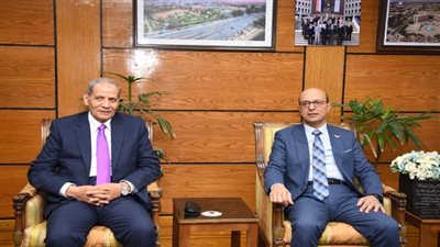 رئيس جامعة أسيوط يستقبل وزير التعليم الأسبق لمناقشة رسالة دكتوراه