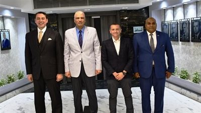 محافظ أسوان يناقش استعدادات مبادرة 100 يوم رياضة داخل جامعة أسوان