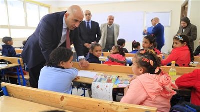 وزير التربية والتعليم يتفقد مدرستي 