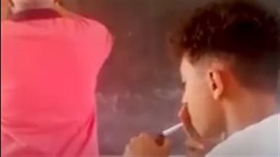 شاهد.. طالب يشرب السجائر داخل الفصل ورد فعل صادم من المعلم.. فيديو