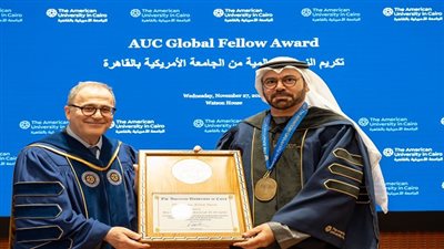 الجامعة الامريكية بالقاهرة تكرّم وزير شؤون مجلس الوزراء الإماراتي بالزمالة الفخرية العالمية
