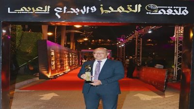 رئيس جامعة سوهاج يُتوج بجائزة التميز لعام 2024 في ملتقى الإبداع العربي