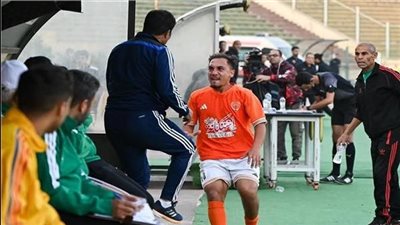 شاهد بالفيديو| بعد اعتدائه على مدربه.. لاعب المنصورة يعلن اعتزاله كرة القدم