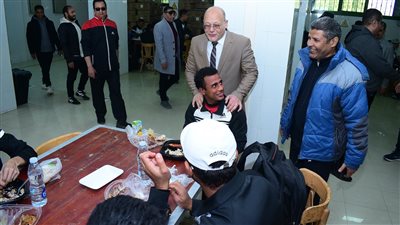 النعماني يتناول الغذاء بالمدينة الجامعية بسوهاج ويؤكد 