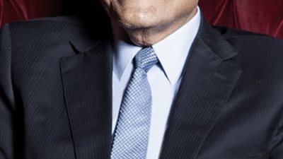 مهرجان الأفضل يكرم أمير القلوب د.مجدي يعقوب بجائزة إنجاز العمر 