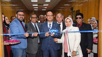 رئيس جامعة أسيوط يفتتح معرضًا فنيًا بعنوان التوظيف الجمالي للأزياء والديكور في تشكيل العرض المسرحي 