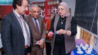 الدكتور محمد حسين يتفقد معرض منتجات المتدربين بورش كلية التربية النوعية جامعة طنطا