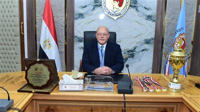 رئيس جامعة سوهاج يكرم الطلاب الفائزين بالمراكز الأولى على مستوى الجامعات