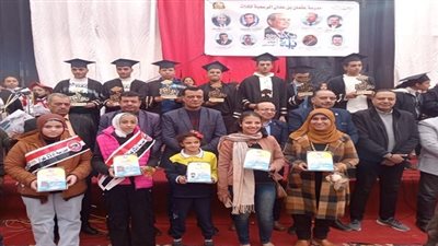 مدير تعليم سوهاج يكرم أوائل الشهادة الإعدادية في مدرسة عثمان بن عفان