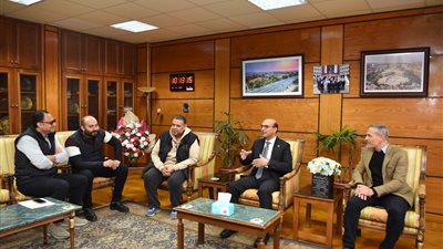 رئيس جامعة أسيوط يُشيد بالتعاون مع مؤسسة وفاءً لمصر 