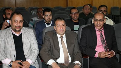 رئيس جامعة جنوب الوادي يناقش اطلاق تطبيق 