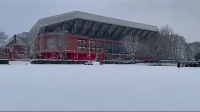 بعد تساقط الثلوج| ليفربول يحسم الجدل بشأن تأجيل مباراة يونايتد بالدوري الإنجليزي