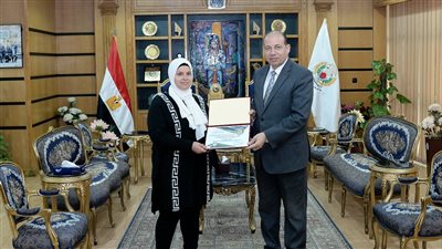 جامعة المنصورة تكرِّم معاونة خدمة بكلية التمريض لأمانتها