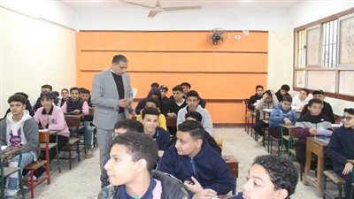 مدير تعليم الجيزة يتخذ قرارات حاسمة أثناء جولته التفتيشية لضمان انضباط العملية التعليمية