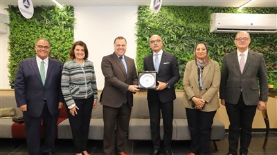 رئيس جامعة عين شمس يكرم المدير التنفيذى لقطاع العلاقات الدولية ومدير إدارة المنح والمشروعات