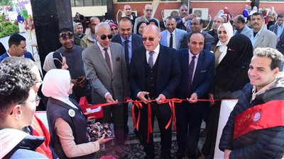 رئيس جامعة سوهاج يفتتح معرض ملابس أبواب الخير لدعم الطلاب الأولى بالرعاية